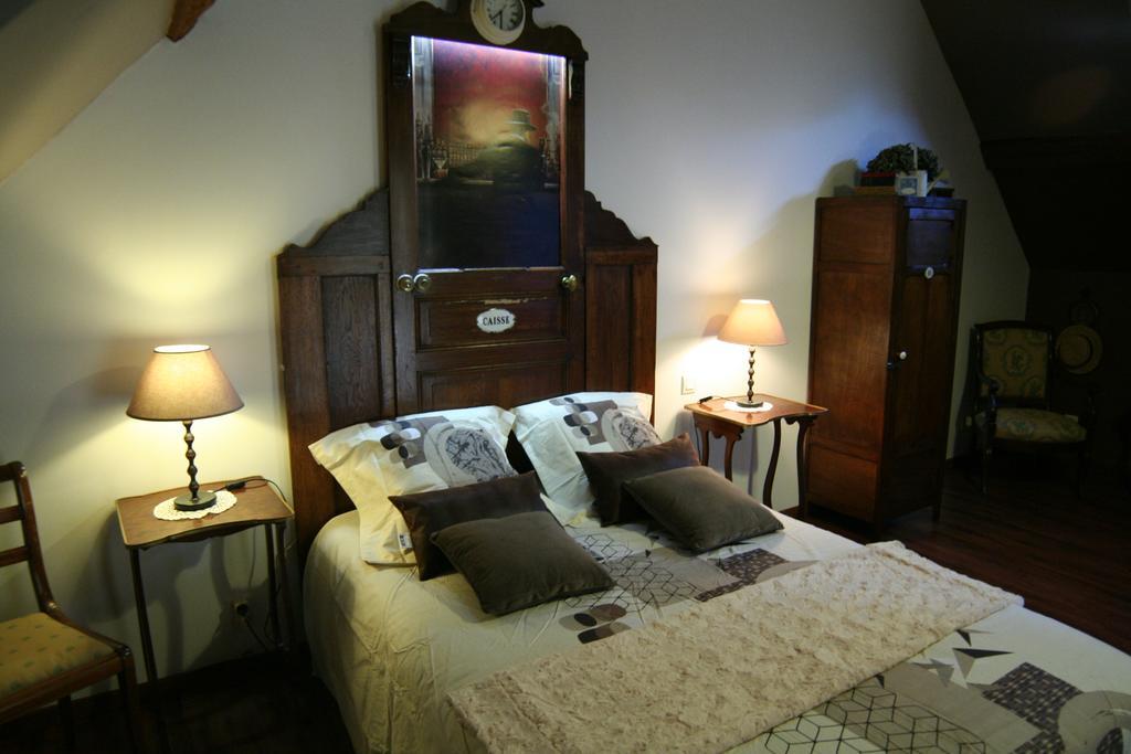 Chambre D'Hotes Du Domaine De La Haute Poignandiere Saint-Germain-de-la-Coudre Rum bild